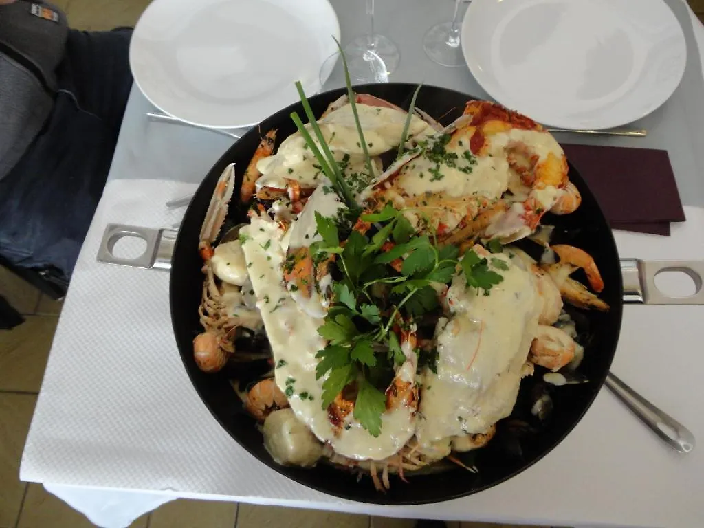**  Logis Hotel Les Chardons Bleus Restaurant Le Bistrot De La Mer Roscoff Franciaország